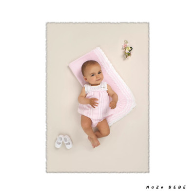 Conjunto jesusito para bebé en color blanco/rosa tiza. Colección Aura. Marca Paz Rodríguez. Nueva Temporada Verano 2024.