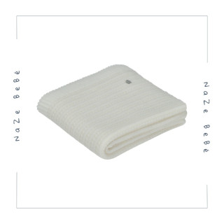 Toquilla de punto para bebé en color crudo. Colección Tenerezza. Temporada Invierno 2025.