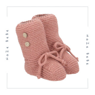 Botitas de punto para bebé en color caldera. Colección Forest. Marca Martín Aranda. Temporada Invierno 2025.