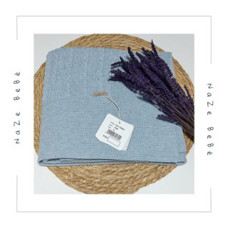 Toquilla de punto para bebé en color celeste grisáceo. Colección Sabbia. Marca Martín Aranda. Temporada Invierno 2025.