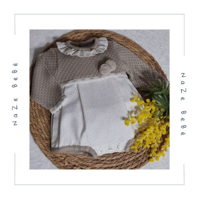 Pelele de invierno para bebé niño de Mac Ilusión en color beige tostado con cuerpo de punto dralón y cuello de volante estampado