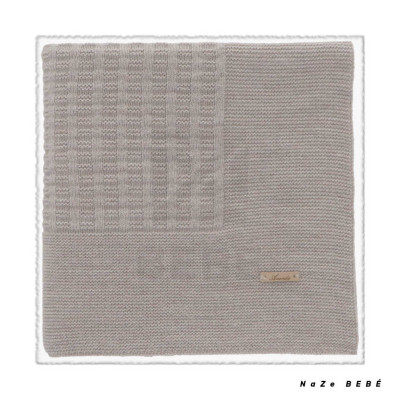 Chal de punto para bebé en color topo. Colección Taupe de la marca Martín Aranda. Colección Invierno 2024.