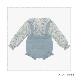 Conjunto de peto para bebé en color celeste grisáceo. Colección Azur de la marca Martín Aranda. Temporada Invierno 2024.