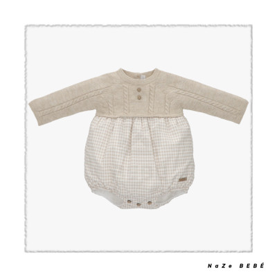Pelele para bebé en color Arena. Colección Stone de la marca Martín Aranda. Temporada Invierno 2024.