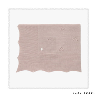 Chal de punto para bebé en color rosa empolvado. Colección Fleur de la marca Martín Aranda. Temporada Invierno 2024.