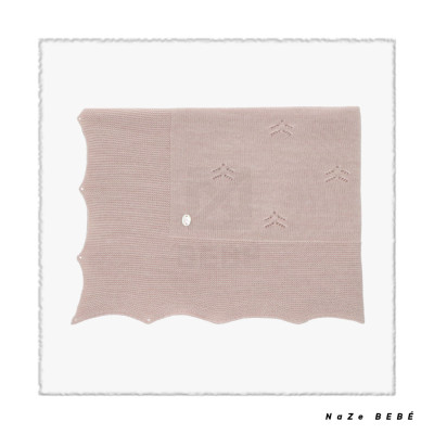 Chal de punto para bebé en color rosa empolvado. Colección Fleur de la marca Martín Aranda. Temporada Invierno 2024.