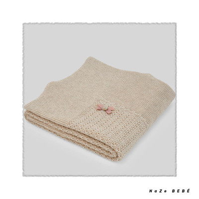 Toquilla de punto para bebé en color avena/rosa atardecer. Colección Ballet de la marca Paz Rodríguez. Colección Invierno 2024.