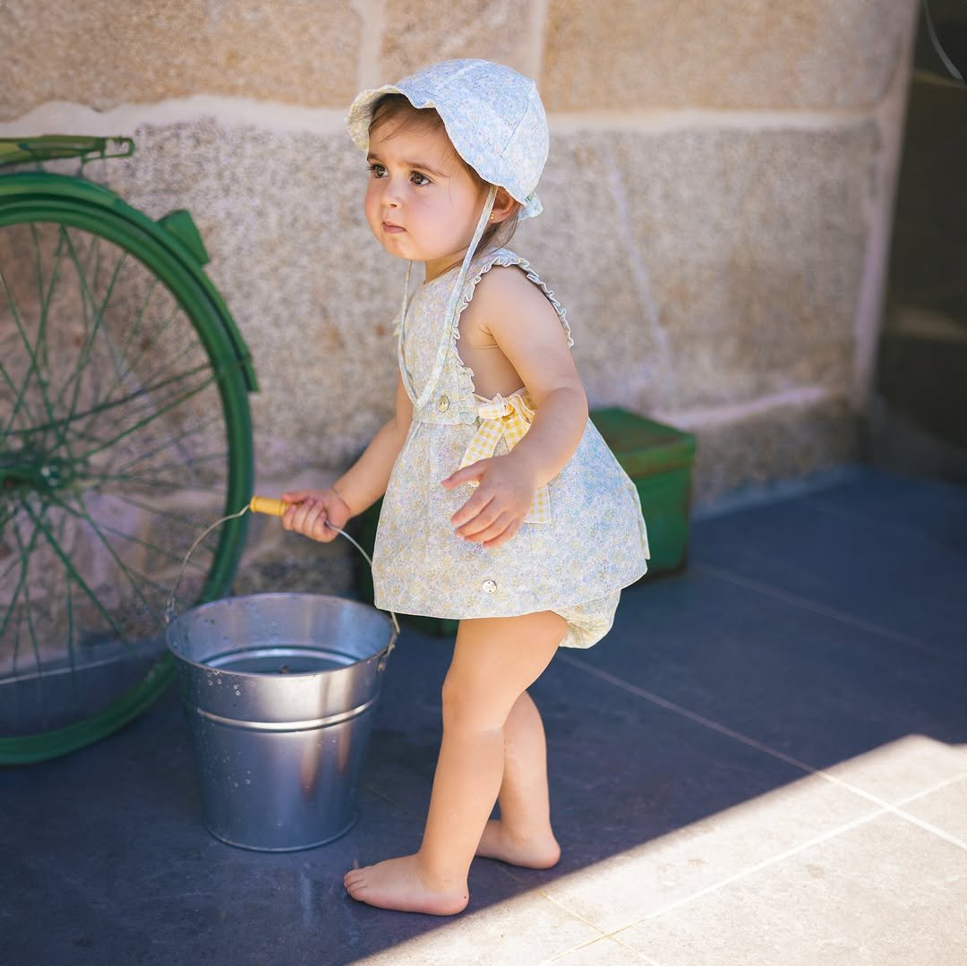 Bebé niña con capota y vestido de verano