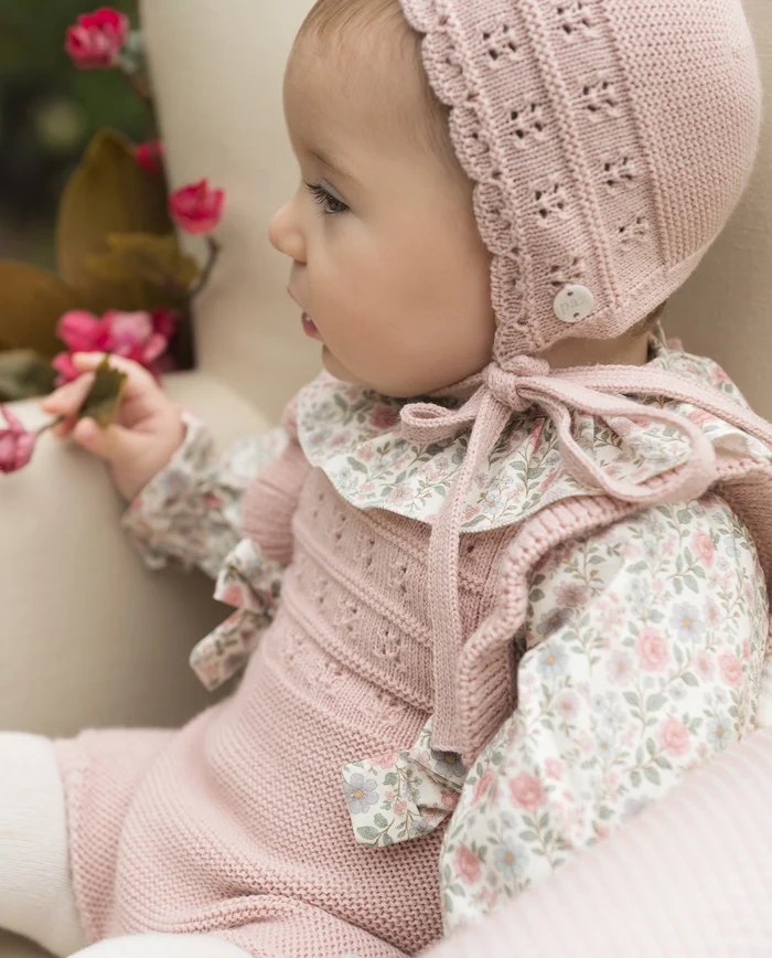 Bebé con capota y jersey de punto rosa, nueva colección otoño-invierno 2027